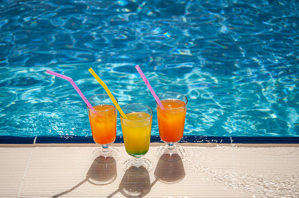 cocktail con ghiaccio a bordo piscina o in spiaggia - Foto, immagini