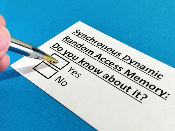 Uma pessoa está respondendo a pergunta sobre memória de acesso aleatório dinâmica síncrona. - Foto, Imagem