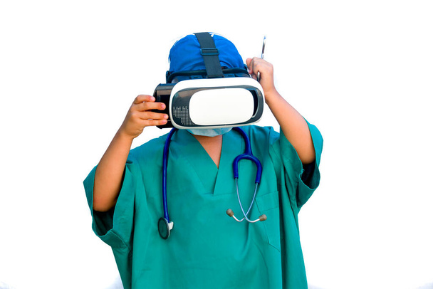 dziecko przebrane za lekarza w okularach wirtualnej rzeczywistości - Zdjęcie, obraz