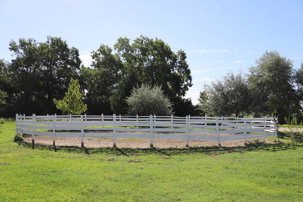 Foto de caneta redonda ao ar livre pronta para um treinamento equestre - Foto, Imagem