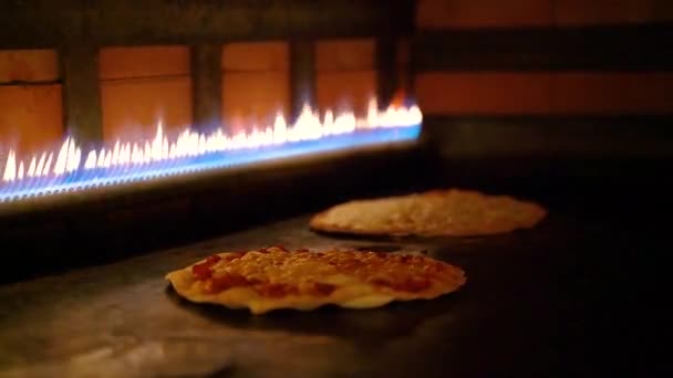 Arab pizza főtt belsejében gáztűzhely egy étteremben. - Felvétel, videó