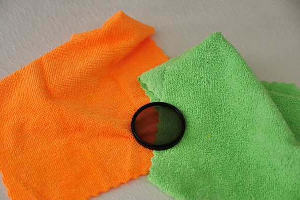 Reinigung der Kameralinse und Filterbrille mit Mikrofasertuch, Linse und Filterglas, - Foto, Bild