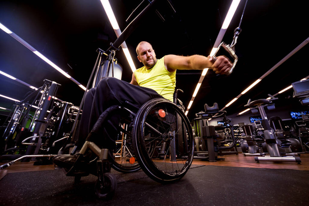 Disabled man training in the gym of rehabilitation center - Fotografie, Obrázek