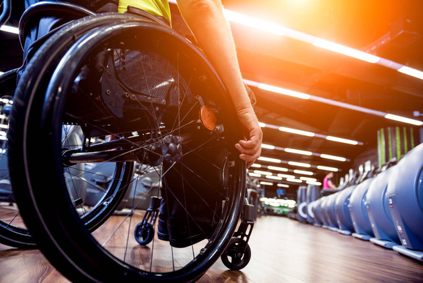 Formation d'homme handicapé dans la salle de gym du centre de réadaptation - Photo, image