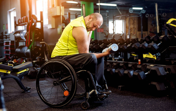 Disabled man training in the gym of rehabilitation center - Photo, image
