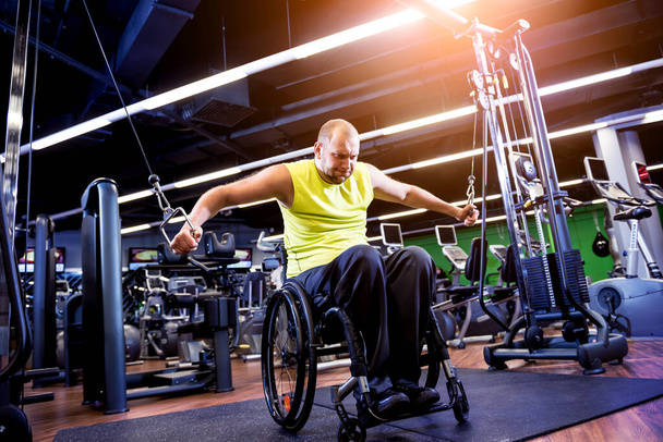 Disabled man training in the gym of rehabilitation center - 写真・画像