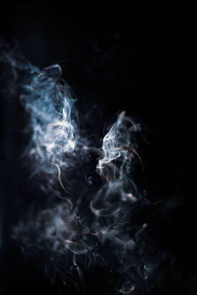Humo blanco de palo de incienso aislado sobre fondo oscuro - Foto, Imagen