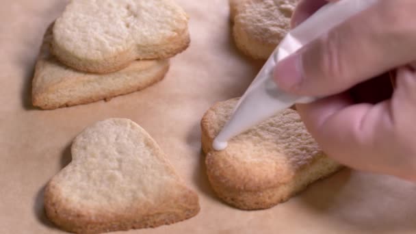 Zencefilli kurabiye dekore eden kişi  - Video, Çekim