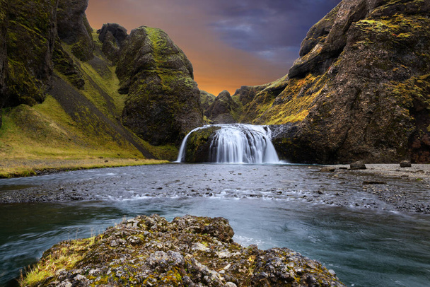 南アイスランドでカラフルな夕日の長い露出 - 写真・画像