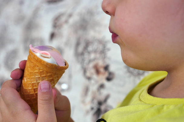 Ένα παιδί, παγωτό και παιδί τρώει παγωτό με ευχαρίστηση, - Φωτογραφία, εικόνα