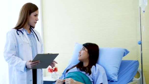 Азиатские женщины-врачи, использующие стетоскоп, слушают частоту дыхания из диагностики легких, анализируют пациента в стационарной клинике лечения рака молочной железы с помощью ноутбука. - Кадры, видео
