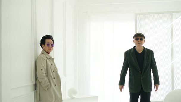 Asijské senior starší hipster pár na sobě stylové módní zimní šaty bílé pozadí s kopírovat prostor - Fotografie, Obrázek