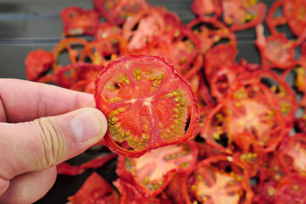 κοντινές βιολογικές και φυσικές αποξηραμένες ντομάτες, αποξηραμένες ντομάτες, - Φωτογραφία, εικόνα