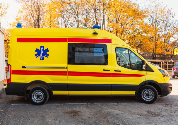 Запорожье / Украина - 08 ноября 2019 года: Желтая скорая помощь стоит рядом со зданием больницы. Современная скорая. - Фото, изображение