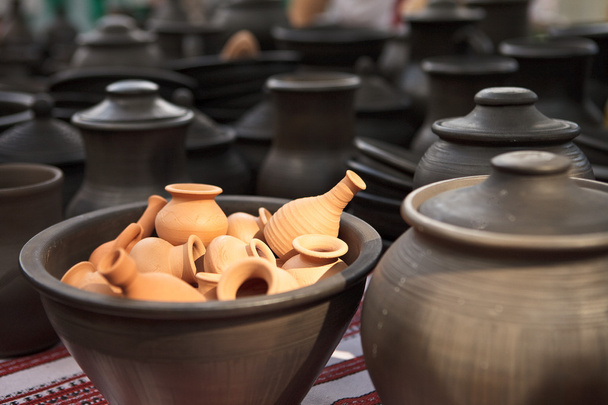 Platos, tazas y jarras en el vernissage
 - Foto, Imagen
