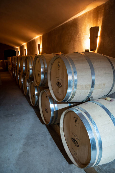 コルブロリエール近くのコート・ド・プロヴァンスのワインドメイン上の多くのワイン樽を持つ洞窟,地域プロヴァンス,フランスの南,赤とバラのワイン製造フランス - 写真・画像