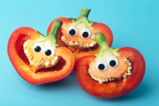 Vicces zöldségek gyerekeknek. Vidám paprika szemekkel és mosollyal. Élelmiszer gyerekeknek koncepció. - Fotó, kép