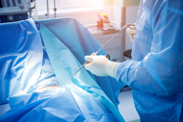 Surgeon performs endoscopic microdiscectomy of herniated intervertebral disc. - Foto, Imagem