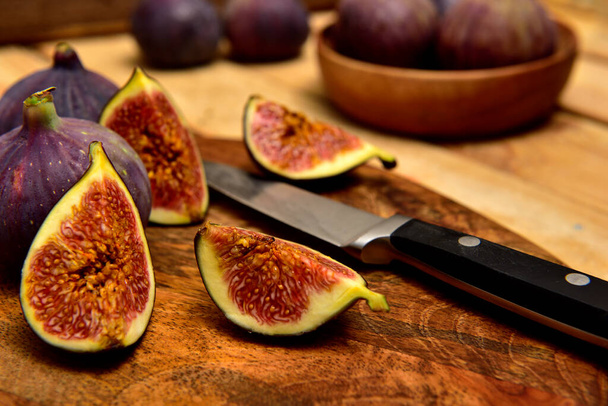 Black figs with a wooden background - Foto, Imagen