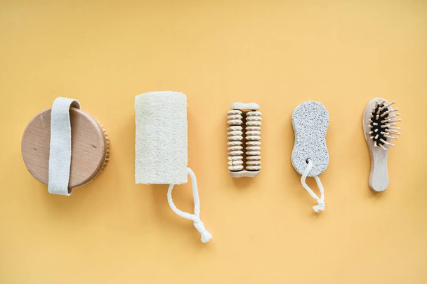 Zero waste of bathroom accessories, natural brush, wooden comb, oil, makeup remover in a glass container. lifestyle concept, flat lay. - Foto, imagen