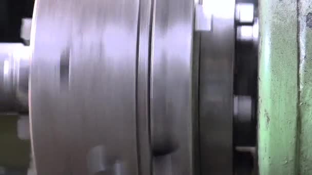 Відео обертового металевого диска на токарному верстаті
 - Кадри, відео