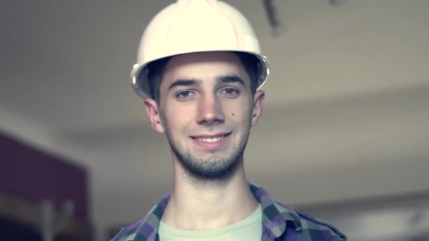 Inženýr profesionálního těžkého průmyslu. Portrét dělníka, který nosí Hard Hat a usmívá. - Záběry, video