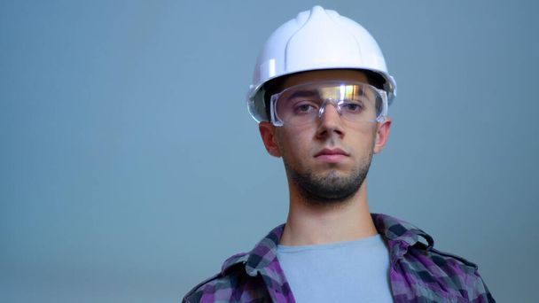 Ingenieur van de professionele zware industrie. Portret van een arbeider die Hard Hat and Smiling draagt. Banner met bouwer, kopieerruimte - Foto, afbeelding