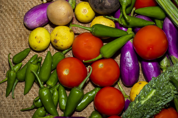 Fotografia de alimentos saudáveis de diferentes frutas e legumes pano de fundo, - Foto, Imagem