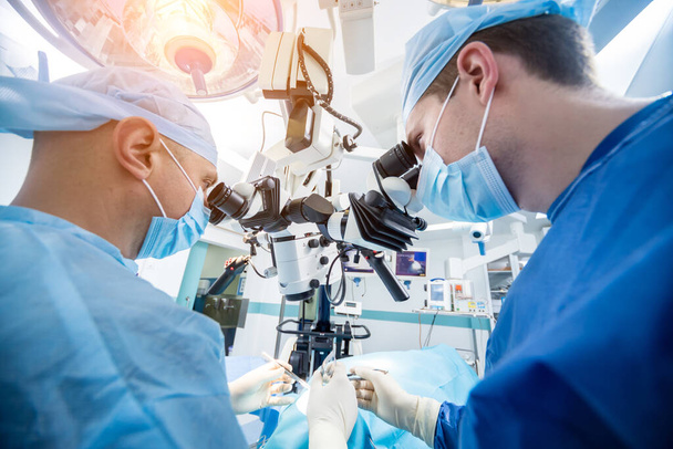 A team of surgeons performing brain surgery to remove a tumor. - Φωτογραφία, εικόνα