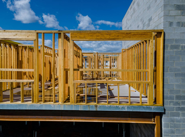 Umrahmung der im Bau befindlichen Holzhaus-Rahmenkonstruktion auf einer neuen Bebauung - Foto, Bild