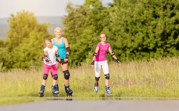 Patines familia con patines en carril de campo - Foto, Imagen