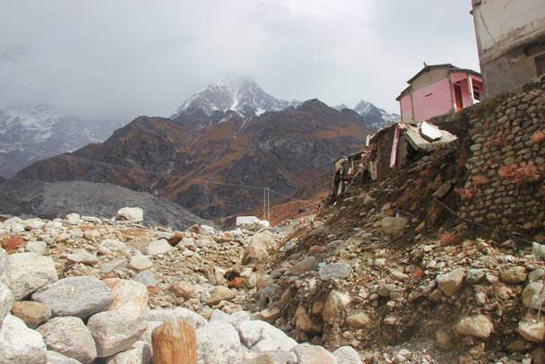 Uttarkashi, Uttarakhand / India- 17 de junho de 2013: Casas desmoronadas durante o desastre de Kedarnath 2013 em Uttarakhand, Índia. Resulta em grande perda de vidas e propriedades. - Foto, Imagem