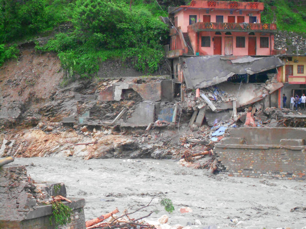 インド大災害。豪雨は洪水を引き起こし、多くの命に害を与えます。インドのクラウドバースト。レッドアラートの上を流れる川. - 写真・画像