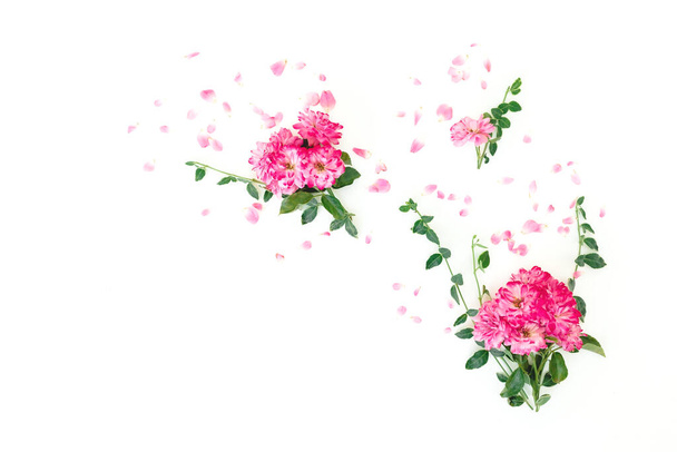 Composición floral de rosas rosadas flores con hojas sobre fondo blanco. Piso tendido, Vista superior - Foto, imagen
