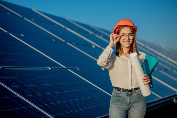 Επιχειρηματίες που εργάζονται για τον έλεγχο του εξοπλισμού στο εργοστάσιο ηλιακής ενέργειας με ταμπλέτα λίστα ελέγχου, γυναίκα που εργάζονται σε εξωτερικό χώρο στο εργοστάσιο ηλιακής ενέργειας. - Φωτογραφία, εικόνα