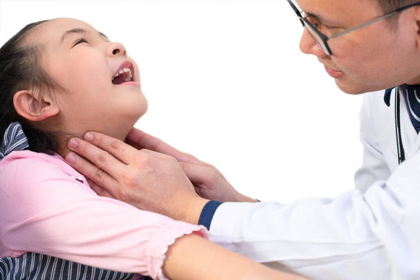 アジアの医者は喉が痛い少女の首にリンパ節を触診し病院の診療所を訪れる。医療と医療の概念(白背景)) - 写真・画像