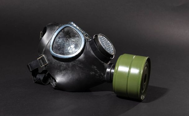 Винтажная газовая маска изолирована на черном фоне - Зеленый фильтр - Фото, изображение