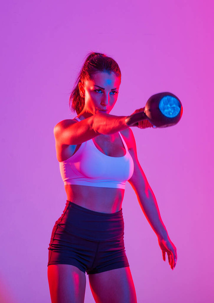 Donna atletica con fitness abbigliamento sportivo traning - Bella ragazza che fa fitness in uno studio - Foto, immagini
