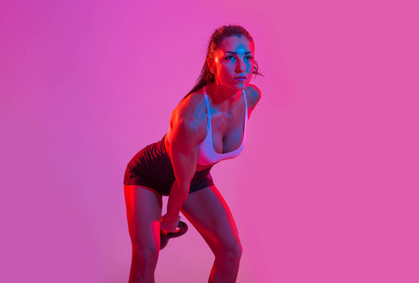 Athletic woman with fitness sportswear traning - Beautiful girl doing fitness in a studio - Foto, immagini