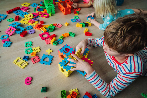 Kinder spielen mit Puzzle, Bildungskonzept, spielerisches Lernen - Foto, Bild