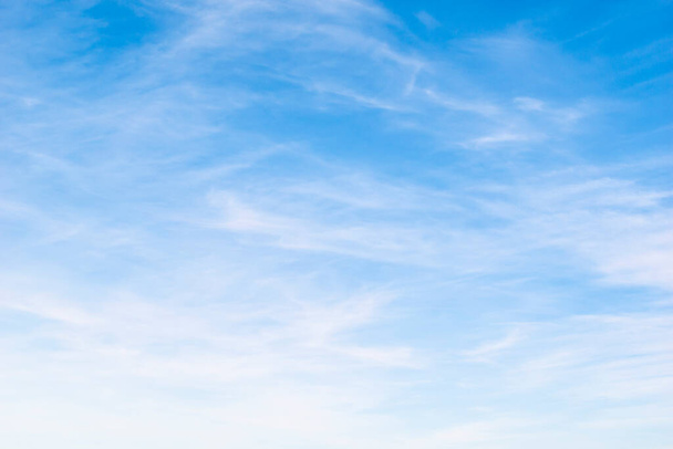 hellblauer Himmel mit leichten Wolken - Foto, Bild