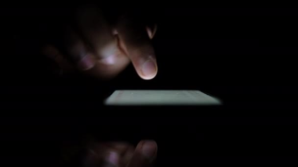 lähikuva miesten käsin älypuhelimella yöllä  - Materiaali, video