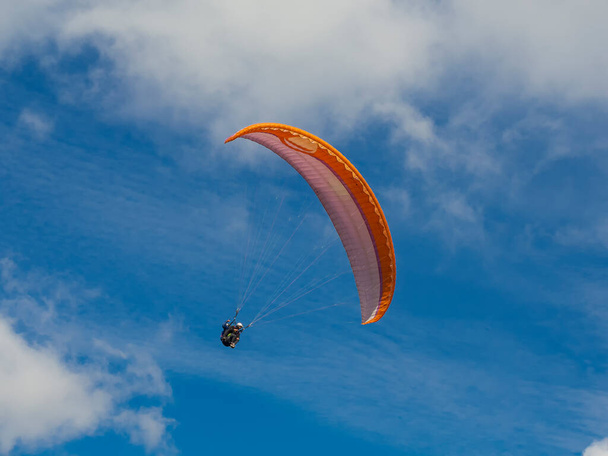 2020-08-23 Borzhava, Ukrayna. Gökyüzünde parlayan ikili paraglider. Karpatya dağlarında tipik turistik faaliyet - Fotoğraf, Görsel
