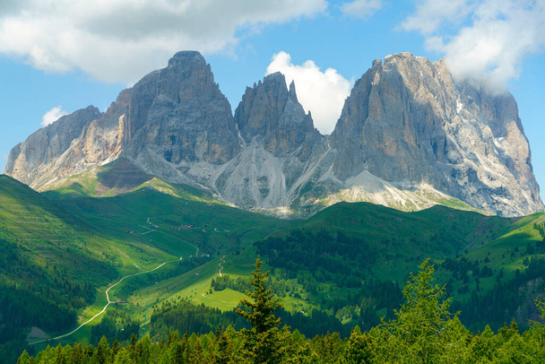 Paesaggio montano d'estate lungo la strada per Pordoi, Dolomiti, Trentino Alto Adige, Italia - Foto, immagini