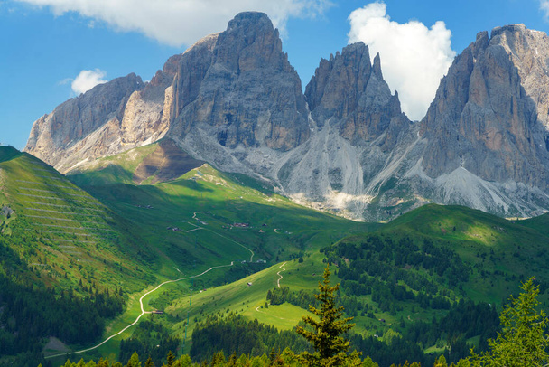 Paisaje de montaña en verano a lo largo del camino hacia Pordoi pass, Dolomitas, Trentino Alto Adige, Italia - Foto, Imagen