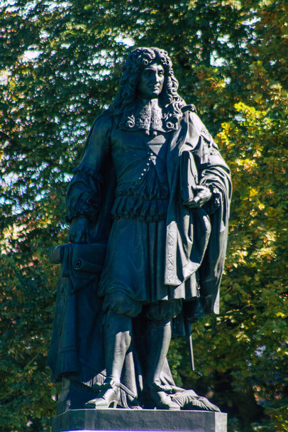 Reims France 04 вересня 2020 Вид на статую, розташовану на історичній вулиці Реймс, місто в регіоні Гранд-Ест Франції і одну з найстаріших в Європі. - Фото, зображення