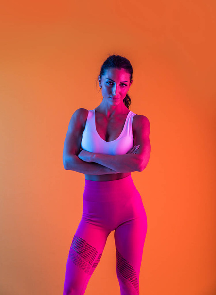 Athletic woman with fitness sportswear traning - Beautiful girl doing fitness in a studio - Zdjęcie, obraz