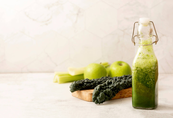 Healthy green smoothie with green fruits and vegetables. Detox, dieting, clean food eating - Foto, afbeelding