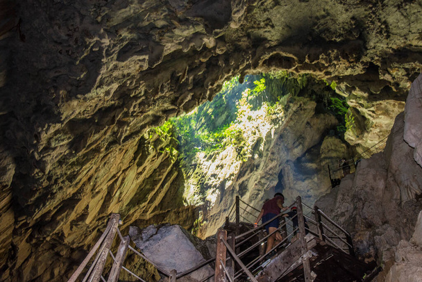 Caverna de água limpa Mulu Sarawak Malásia - Foto, Imagem