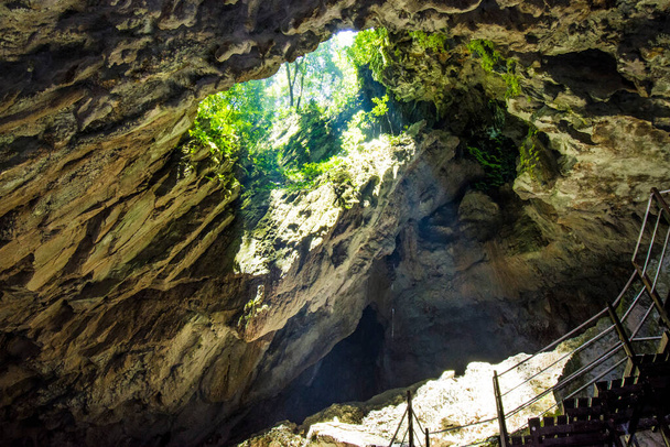Cueva de agua clara Mulu Sarawak Malasia - Foto, Imagen